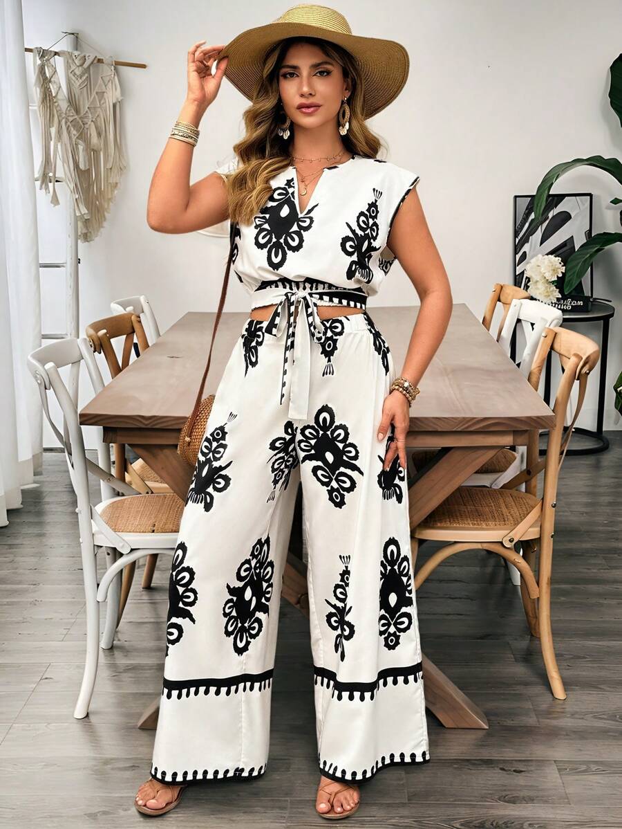 SHEIN Clasi 大码女式花卉印花 V 领短款上衣和裤子两件套度假装 - 杏色 - 查看 1