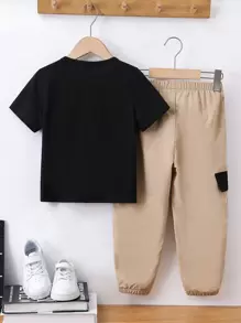 SHEIN 2 piezas Conjunto informal deportivo para niño pequeño - Camiseta negra de cuello redondo de manga corta con bolsillo de color contrastante y cinta con texto, combinada con pantalones cargo de cintura elástica, adecuado para juegos diarios al aire libre, escuela, deportes, viajes, primavera y verano
