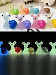 SHEIN 10pcs/20pcs/30pcs Miniature Resin Night Light Snail With Glow In The Dark Effect For DIY Jewelry Making, Grass Moss Decor, Insect & Animal Fluorescent Mini Snail, Wholesale Miniature Landscape Decoration, Ideal Gift For Family Collection,Color Random