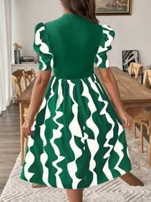 SHEIN Maternity Dress With Short Bubble Sleeves & Geometric Print - Dark Green - View 2