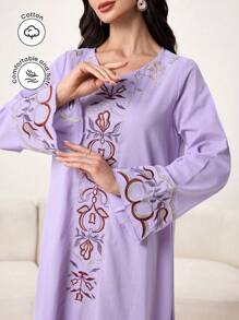 Al Najma 女士花卉刺绣 V 领长袖阿拉伯连衣裙 - 紫色 - 查看 2