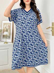SHEIN Vestido de dormir de talla grande para mujeres con cuello en V, manga corta y estampado geométrico - Azul - Ver 6