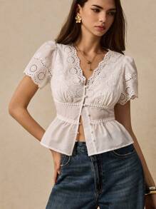 Poéselle 女式刺绣衬衫 荷叶边下摆纽扣衬衫 女式 V 领短款泡泡袖单排扣休闲刺绣衬衫 夏季上衣 夏季女式波西米亚风上衣 白色上衣 夏季春季女式西部风女装 夏季女式上衣 夏季女式节日可爱上衣 Y2k 夏季衬衫 春季上衣 Y2k 上衣 白色衬衫 - 白色 - 查看 4