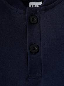 Souflis Souflis 2 pezzi Set bebè maschio: Maglietta elegante e minimale a maniche corte con collo alto e pantaloni in colore a contrasto, adatti per l'estate