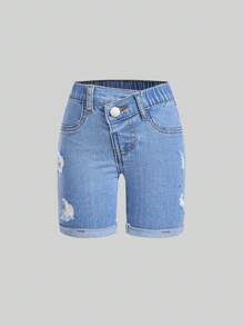 年轻女孩都市街头休闲日常简约西部乡村风格裹身高弹力中长牛仔短裤，后侧平口袋，带破洞细节，前部纽扣闭合，卷起下摆