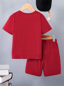 SHEIN 2 件套年轻男孩字母印花短袖 T 恤和短裤套装，非常适合度假、度假、旅行、放松、日光浴、夏季 - 紅色 - 查看 2