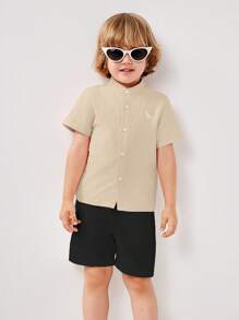 SHEIN Set de 2 piezas de camiseta de manga corta y pantalones cortos casuales con estampado de dinosaurio para niños