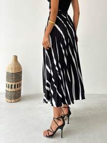 SHEIN Privé Falda larga plisada de línea A con patrón blanco y negro, elegante para el uso diario, negocios, verano, festival de música, graduación, conmutación, vacaciones, fiesta de bienvenida, vacaciones de verano, elegante falda larga para ir al trabajo