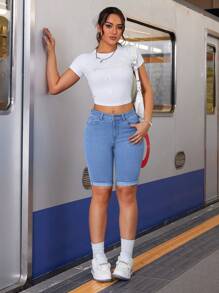 SHEIN Tall 女士中腰卷边修身及膝牛仔短裤 - 中等水洗藍 - 查看 4