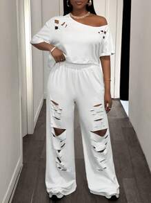 SHEIN CURVE+ 2 件套大码女式休闲街头风格镂空碎花短袖上衣和裤子/女士套装/露肩上衣/性感/可爱上衣/返校/2 件套/白色/女士休闲/女士外出上衣/女士休闲套装/街头时尚运动纯色/运动衫/白色大码两件套大码夏季套装加大码休闲套装 8xl 女装 2 件破洞套装 - 白色 - 查看 3
