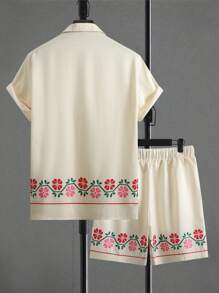 Manfinity Homme Bộ áo sơ mi cài nút in họa tiết thường ngày và quần short dây rút cho nam - Màu be - Xem 2