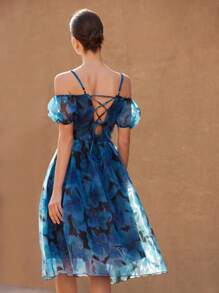 Aveloria Rosie Vestido camisero con cuello de corazón y mangas abullonadas, diseño de hombros descubiertos, en estampado floral azul de organza. Romántico, elegante, vintage y refinado para mujeres. Vestido de graduación