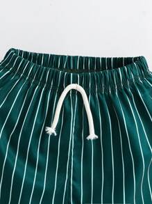 SHEIN Streecool Kids 1 件装年轻男孩休闲简约运动度假条纹印花短裤，适合春夏季日常穿着、度假、旅行、放松和日光浴 - 墨綠色 - 查看 4