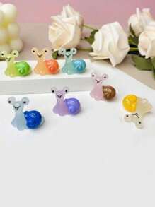 SHEIN 10pcs/20pcs/30pcs Miniature Resin Night Light Snail With Glow In The Dark Effect For DIY Jewelry Making, Grass Moss Decor, Insect & Animal Fluorescent Mini Snail, Wholesale Miniature Landscape Decoration, Ideal Gift For Family Collection,Color Random
