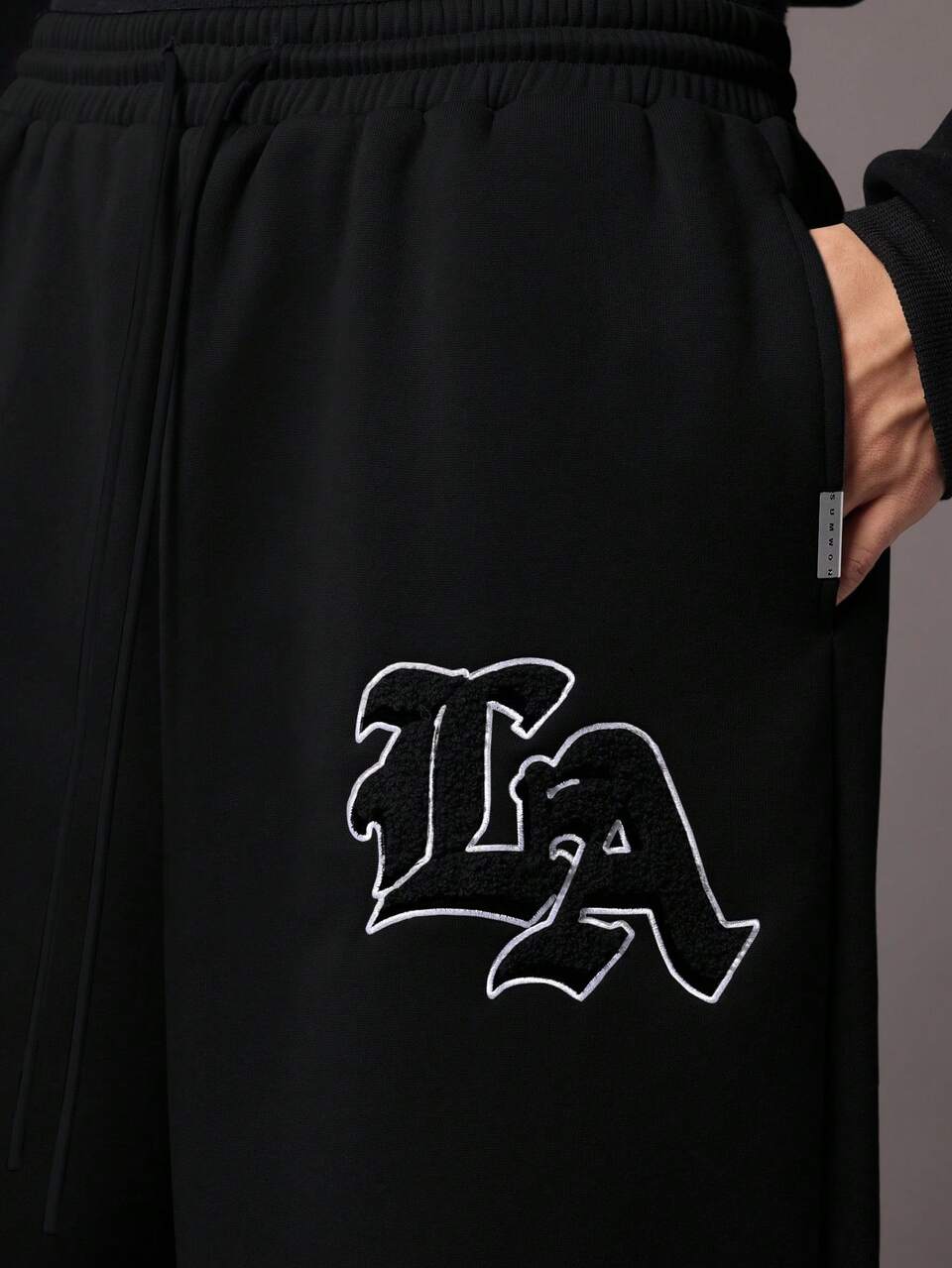 SUMWON Pantalon de jogging à entre-jambe tombante en molleton, pantalon de détente avec logo brodé, poignets élastiques, confort d'hiver, style urbain décontracté