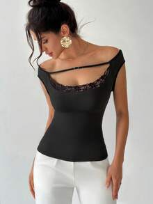 Firerie 女士优雅简约时尚性感 Y2K 通勤情人节约会派对音乐节日常露肩蕾丝拼接细肩带水钻装饰紧身短袖黑色 T 恤 - 黑色 - 查看 3