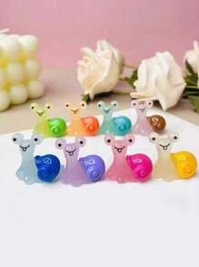 SHEIN 10pcs/20pcs/30pcs Miniature Resin Night Light Snail With Glow In The Dark Effect For DIY Jewelry Making, Grass Moss Decor, Insect & Animal Fluorescent Mini Snail, Wholesale Miniature Landscape Decoration, Ideal Gift For Family Collection,Color Random