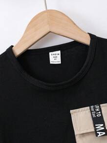 SHEIN 2 piezas Conjunto informal deportivo para niño pequeño - Camiseta negra de cuello redondo de manga corta con bolsillo de color contrastante y cinta con texto, combinada con pantalones cargo de cintura elástica, adecuado para juegos diarios al aire libre, escuela, deportes, viajes, primavera y verano