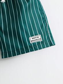 SHEIN Streecool Kids 1 件装年轻男孩休闲简约运动度假条纹印花短裤，适合春夏季日常穿着、度假、旅行、放松和日光浴 - 墨綠色 - 查看 3