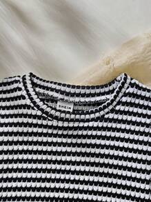 SHEIN Vintaside Kids 2pcs/Set Baby Girl Infant Toddler 0-3Y Casual Everyday Vacation Black & White Stripe Textured Knit Ruffle Sleeve Round Neck Top And Shorts 2 Pieces Outfit