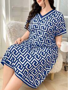 SHEIN Vestido de dormir de talla grande para mujeres con cuello en V, manga corta y estampado geométrico - Azul - Ver 1