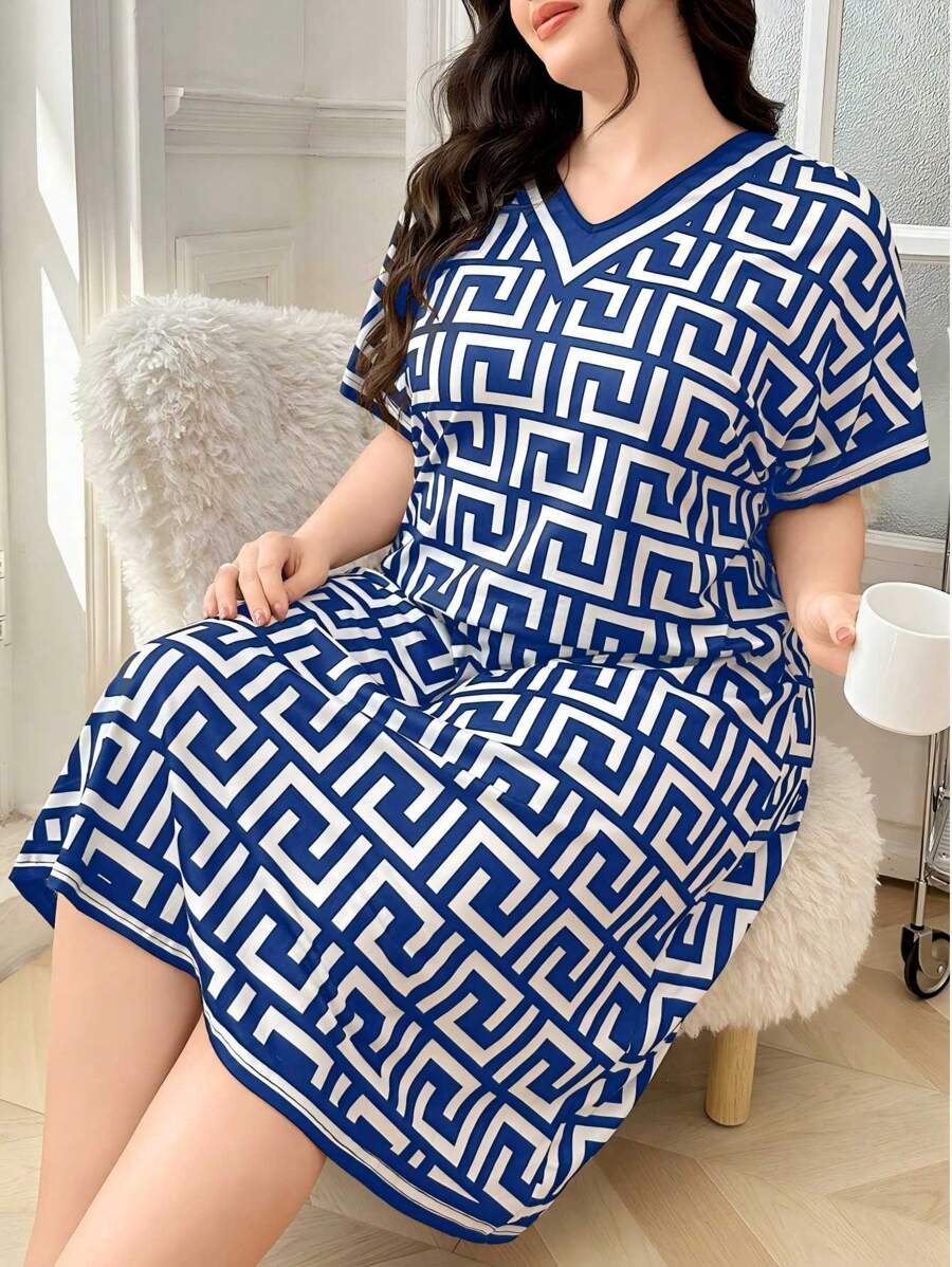SHEIN Vestido de dormir de talla grande para mujeres con cuello en V, manga corta y estampado geométrico - Azul - Ver 1