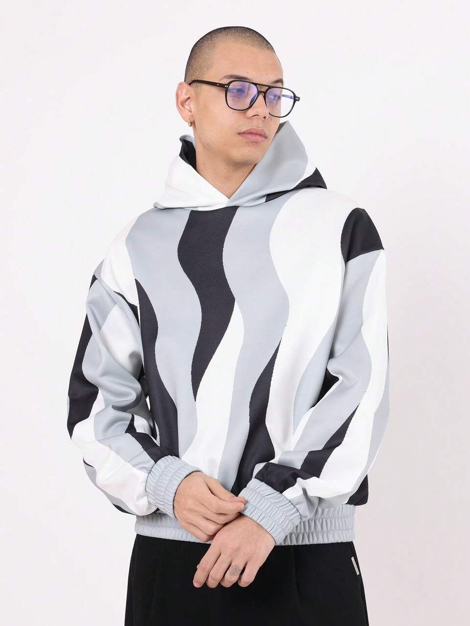 SUMWON High Fashion Sweatshirt Premium Wave Pattern Loungewear Athletic Hoodie Cozy Autumn Winter Design Modern Streetwear Urban Sport Fashion Pullover