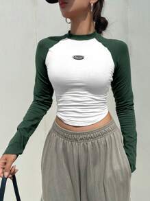 DAZY Camiseta casual de manga larga con contraste de hombros y aplicación de letra para mujer