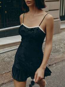 Nöista 无袖迷你连衣裙，采用纹理面料和荷叶边装饰。非常适合节日或夏季派对。 - 黑色 - 查看 3