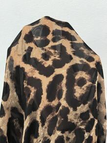 SHEIN Essnce Conjunto de verano de dos piezas de talla grande para mujer: chaqueta informal cómoda y holgada de gasa con efecto leopardo y un mono negro sin mangas - Conjunto de ropa de aeropuerto, estilo Y2K, ropa de calle, y conjuntos de salón para mujer - Negro - Ver 8