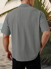 Manfinity Homme 男士度假休闲风，INS上搭配了一款针织黑白几何条纹钩针纹理提花宽松短袖衬衫。纽扣开襟，彰显法式优雅浪漫，是夏威夷海滩度假、音乐节和日常穿着的完美之选。也是送给男朋友或老公的理想礼物。男士条纹短袖单排扣休闲通勤衬衫，男士酷炫衬衫，男士时尚衬衫，男士时尚衬衫
