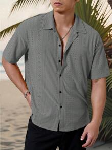 Manfinity Homme 男士度假休闲风，INS上搭配了一款针织黑白几何条纹钩针纹理提花宽松短袖衬衫。纽扣开襟，彰显法式优雅浪漫，是夏威夷海滩度假、音乐节和日常穿着的完美之选。也是送给男朋友或老公的理想礼物。男士条纹短袖单排扣休闲通勤衬衫，男士酷炫衬衫，男士时尚衬衫，男士时尚衬衫