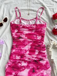 Soleia Nouvelle robe mini élégante de vacances en maille transparente avec imprimé floral rose rouge et ourlet volants - Rose vif - Voir 4