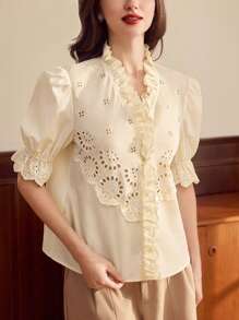 Vintamour Blusa elegante vintage para mujer con bordado floral de encaje, manga corta con volantes, de estilo casual y campestre, atuendo ideal para vacaciones de verano. Blusas de verano, atuendos de vacaciones para mujer, blusas blancas de primavera, atuendos de primavera para mujer, blusas para mujer, ropa occidental para mujer, ropa casual de oficina para mujer, ropa de verano para mujer, camisas para el Día de San Patricio, blusas para salir, atuendos de cumpleaños para mujer, blusas blancas, atuendos de vacaciones para mujer, ropa de iglesia para mujer.