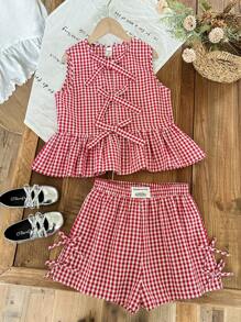 SHEIN Conjunto de 2 piezas de blusa sin mangas con decoración de lazo y dobladillo con volantes a cuadros rojos y blancos, y shorts casuales para niñas preadolescentes, adecuado para primavera/verano, salidas diarias, viajes de primavera, vuelta al colegio
