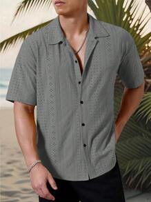 Manfinity Homme 男士度假休闲风，INS上搭配了一款针织黑白几何条纹钩针纹理提花宽松短袖衬衫。纽扣开襟，彰显法式优雅浪漫，是夏威夷海滩度假、音乐节和日常穿着的完美之选。也是送给男朋友或老公的理想礼物。男士条纹短袖单排扣休闲通勤衬衫，男士酷炫衬衫，男士时尚衬衫，男士时尚衬衫