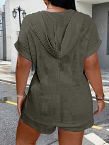 Calvaya Conjunto de 2 piezas informal: Camiseta de tejido de gofre con botones de madera decorados de cuello en V y de manga corta + Pantalones cortos elásticos de cintura de tejido de gofre para tallas grandes - Verde militar - Ver 2