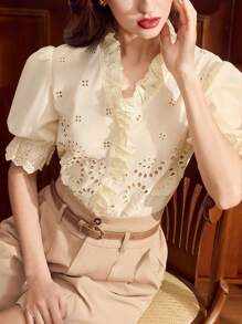 Vintamour Blusa elegante vintage para mujer con bordado floral de encaje, manga corta con volantes, de estilo casual y campestre, atuendo ideal para vacaciones de verano. Blusas de verano, atuendos de vacaciones para mujer, blusas blancas de primavera, atuendos de primavera para mujer, blusas para mujer, ropa occidental para mujer, ropa casual de oficina para mujer, ropa de verano para mujer, camisas para el Día de San Patricio, blusas para salir, atuendos de cumpleaños para mujer, blusas blancas, atuendos de vacaciones para mujer, ropa de iglesia para mujer.