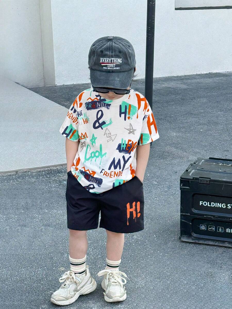 2 件套年轻男孩休闲韩国街头字母印花图案圆领宽松短袖 T 恤和短裤套装，适合通勤、上学、日常休闲、度假、运动、春夏