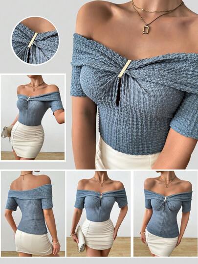 Chiquease Camiseta ajustada con mangas cortas, hombros descubiertos, fruncida y decoración de barra dorada para mujer