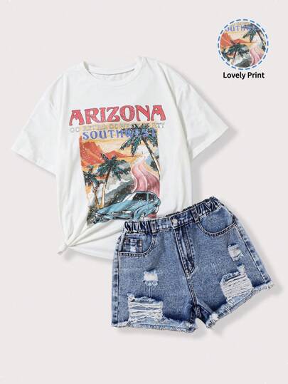 Sparklyn 牛仔风格少女休闲日常都市街头酷炫复古度假风，汽车、椰子树、海滩、海洋印花宽松舒适落肩白色短袖 T 恤和重度水洗破洞牛仔短裤，松紧腰带，前拉链，破洞下摆，2 件套