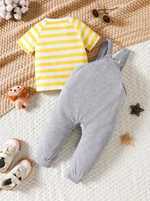 مجموعة جمبسوت قصيرة الأكمام محبوكة مخططة ذات قطعة واحدة مزينة بطبعة أسد صغير رمادي مطرز للأطفال الصبية. إنها جمبسوت قطعة واحدة جميلة مع أشرطة قابلة للتعديل. في طراز غطاء الحفاضة. إنها عنصر أساسي ومتناسق تمامًا للصيف ، وتعمل كملابس رياضية أو كاجوال فضفاضة وأنيقة للاسترخاء والمرح.