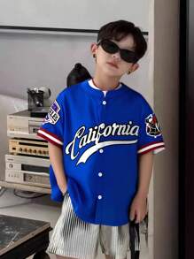 SHEIN 年轻男孩蓝色夏季字母印花撞色圆领短袖纽扣衬衫，街头运动休闲装，柔软舒适，适合户外、运动、通勤、上学、日常、度假、春夏季