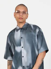 SUMWON 设计师款宽松纽扣衬衫，现代未来主义尼龙渐变印花街头服饰，都市时尚，超大翻领上衣，当代街头风格