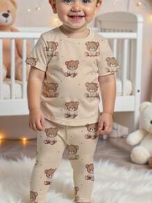 SHEIN 男婴休闲卡通熊与波尔卡圆点图案修身圆领短袖上衣和裤子睡衣套装，贴身合身，适合春夏季