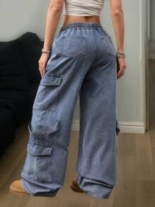 SHEIN EZwear Pantalones vaqueros anchos lavados de azul claro con bolsillos cargo para mujer, estilo callejero para salir en primavera/verano - Lavado ligero - Ver 2