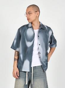 SUMWON 设计师款宽松纽扣衬衫，现代未来主义尼龙渐变印花街头服饰，都市时尚，超大翻领上衣，当代街头风格