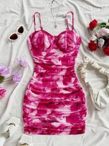 Soleia Nouvelle robe mini élégante de vacances en maille transparente avec imprimé floral rose rouge et ourlet volants - Rose vif - Voir 3