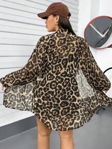 SHEIN Essnce Conjunto de verano de dos piezas de talla grande para mujer: chaqueta informal cómoda y holgada de gasa con efecto leopardo y un mono negro sin mangas - Conjunto de ropa de aeropuerto, estilo Y2K, ropa de calle, y conjuntos de salón para mujer - Negro - Ver 2