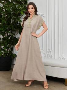 Al Najma 刺绣领花插肩袖立领优雅连衣裙 - 杏色 - 查看 3